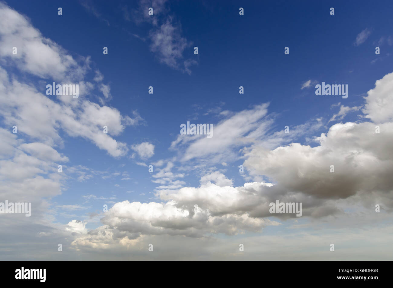 Nuvole bianche oltre il cielo blu chiaro con uno spazio vuoto per l'invio di messaggi di testo Foto Stock