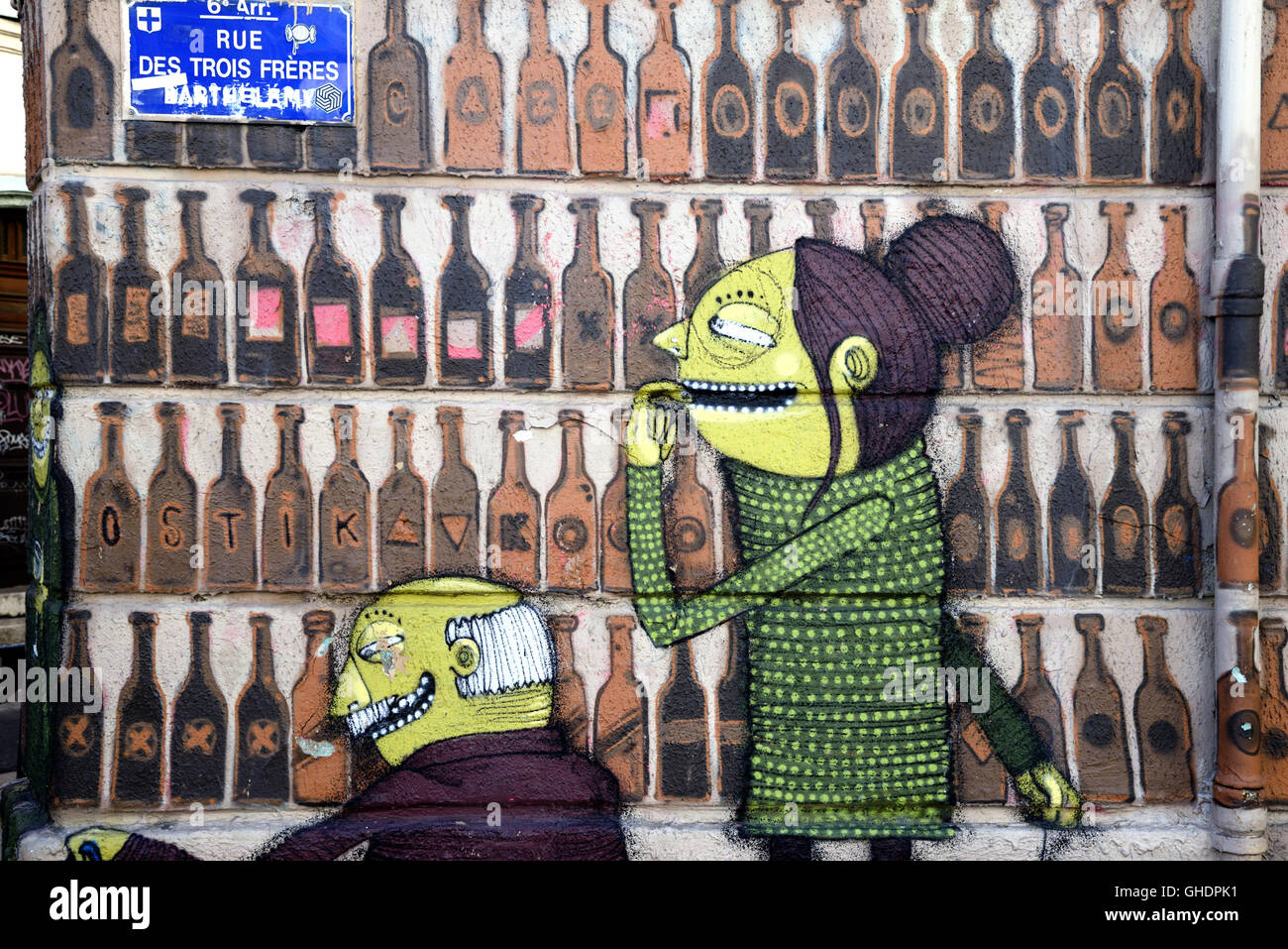 Pittura murale del giovane nel negozio di liquori o di licenza Off selezionando una bottiglia di vino, Arte di strada, Marsiglia o Marsiglia Francia Foto Stock