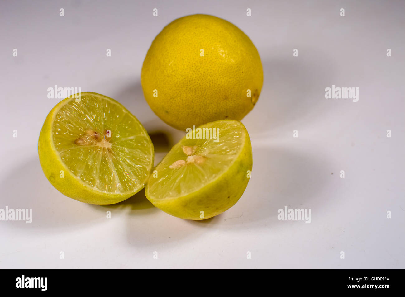 Lime, tagliato fuori, Frutta, agrumi, colore bianco Foto Stock