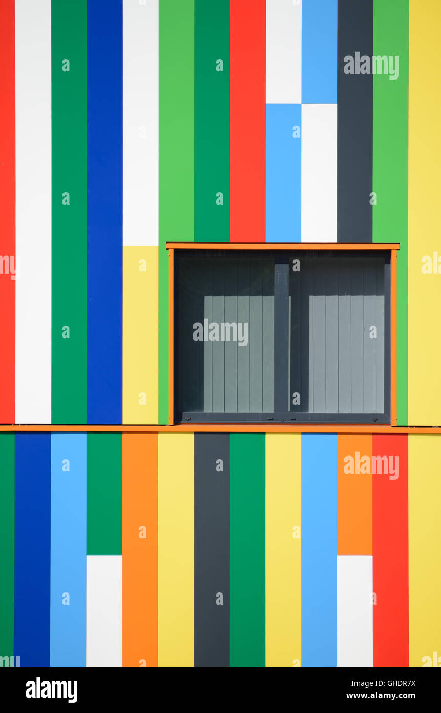 Multicolore dipinto astratto facciata e finestra o finestra di configurazione regionale o locale negli uffici di governo Aubagne Francia Foto Stock