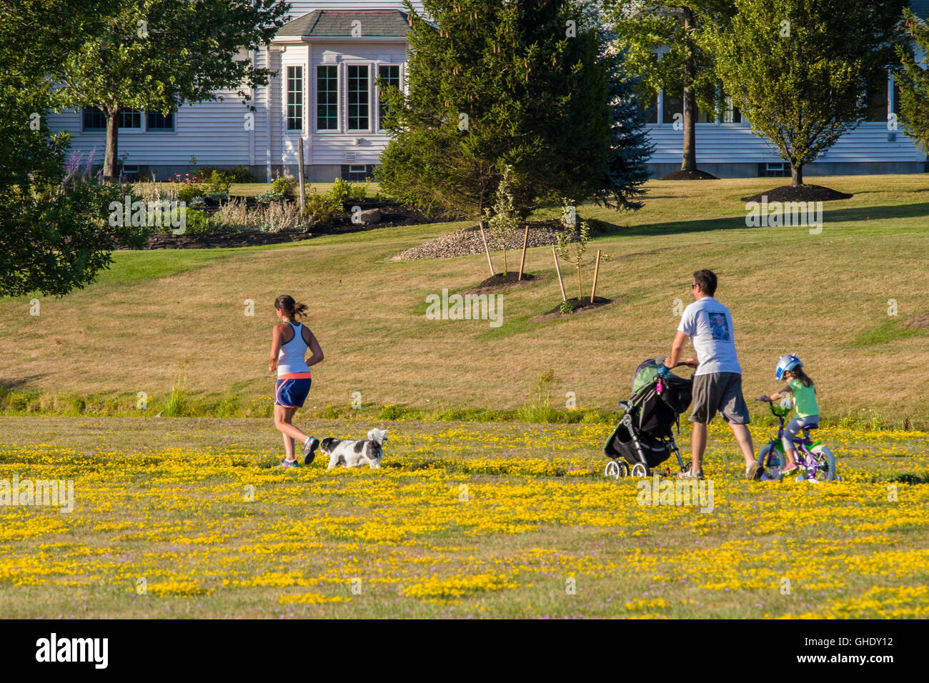 Famiglia camminando sul percorso in natura il canto degli uccelli nella zona Orchard Park New York Foto Stock