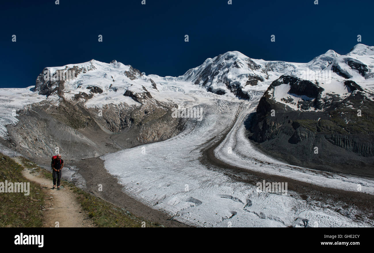 Vista dei fantastici Grenzgletscher (ghiacciaio di confine) tra il Monte Rosa e il Liskamm picchi, Zermatt, Svizzera Foto Stock