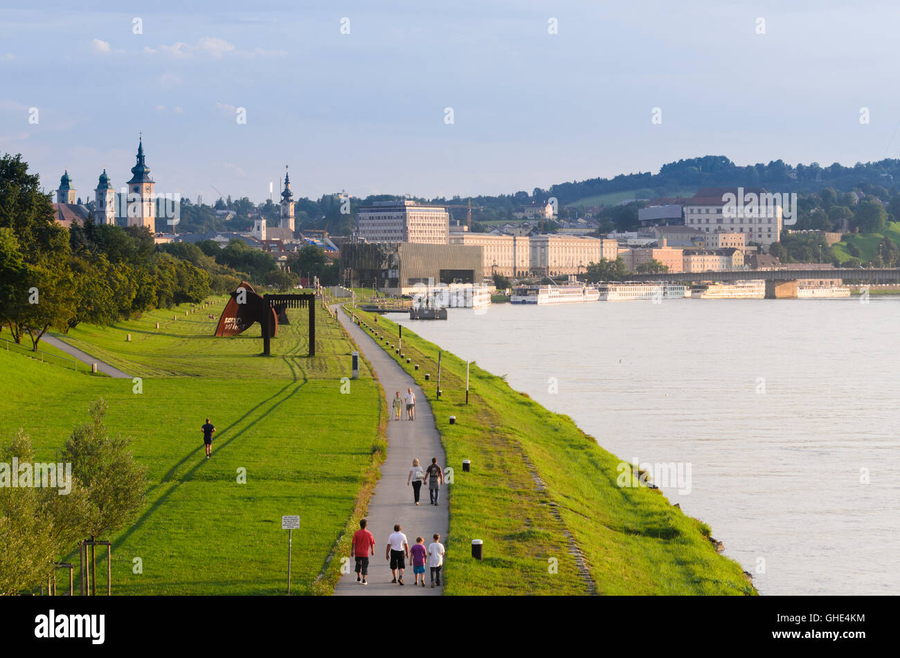 Linz: passeggiata lungo il Fiume Danubio che si affaccia il Lentos Art Museum e il Ponte Nibelungen finalmente la luce solare, Austria, Ob Foto Stock