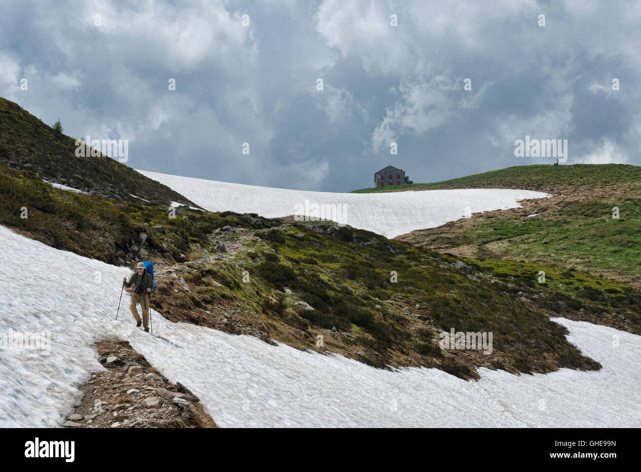 Haute Route trekker discendente da Col de Balme passano sul Francia-svizzera confine. Foto Stock