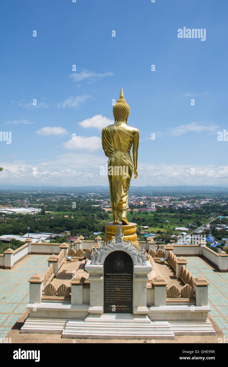 Altezza in piedi statua del Buddha al Wat Phra That Khao Noi, Nan provincia a nord della Thailandia Foto Stock