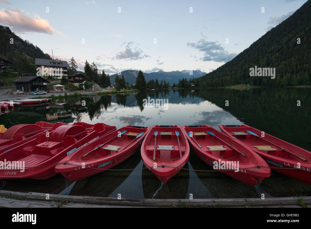 Barche colorate sul Lac de Champex al tramonto, Champex, Svizzera Foto Stock