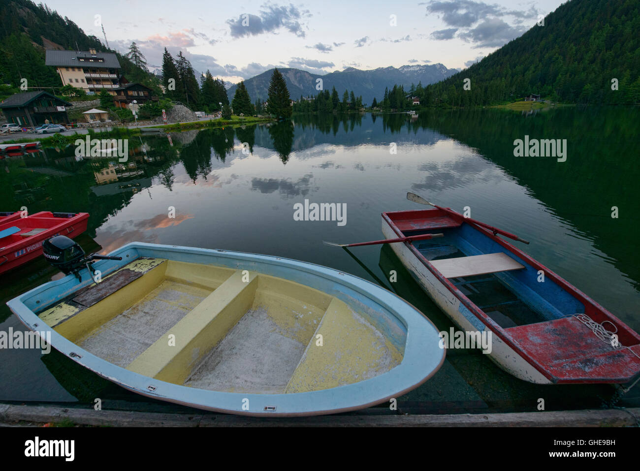 Barche colorate sul Lac de Champex al tramonto, Champex, Svizzera Foto Stock