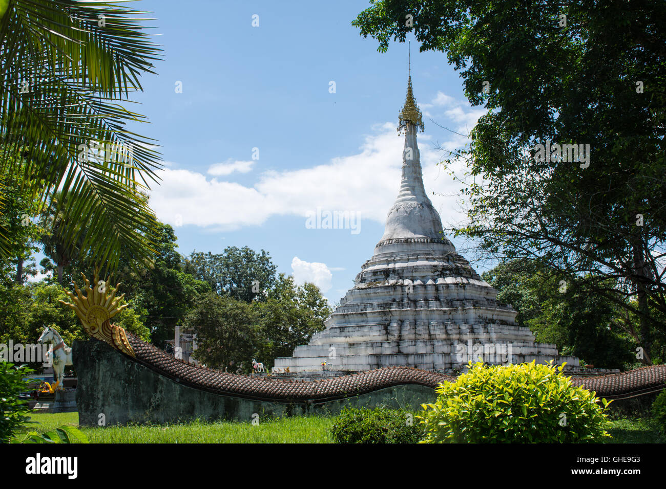Shwedagon pagoda di cavallo Zodiaco di Wat Phrathat Chae Haeng, Nan provincia a nord della Thailandia. Foto Stock