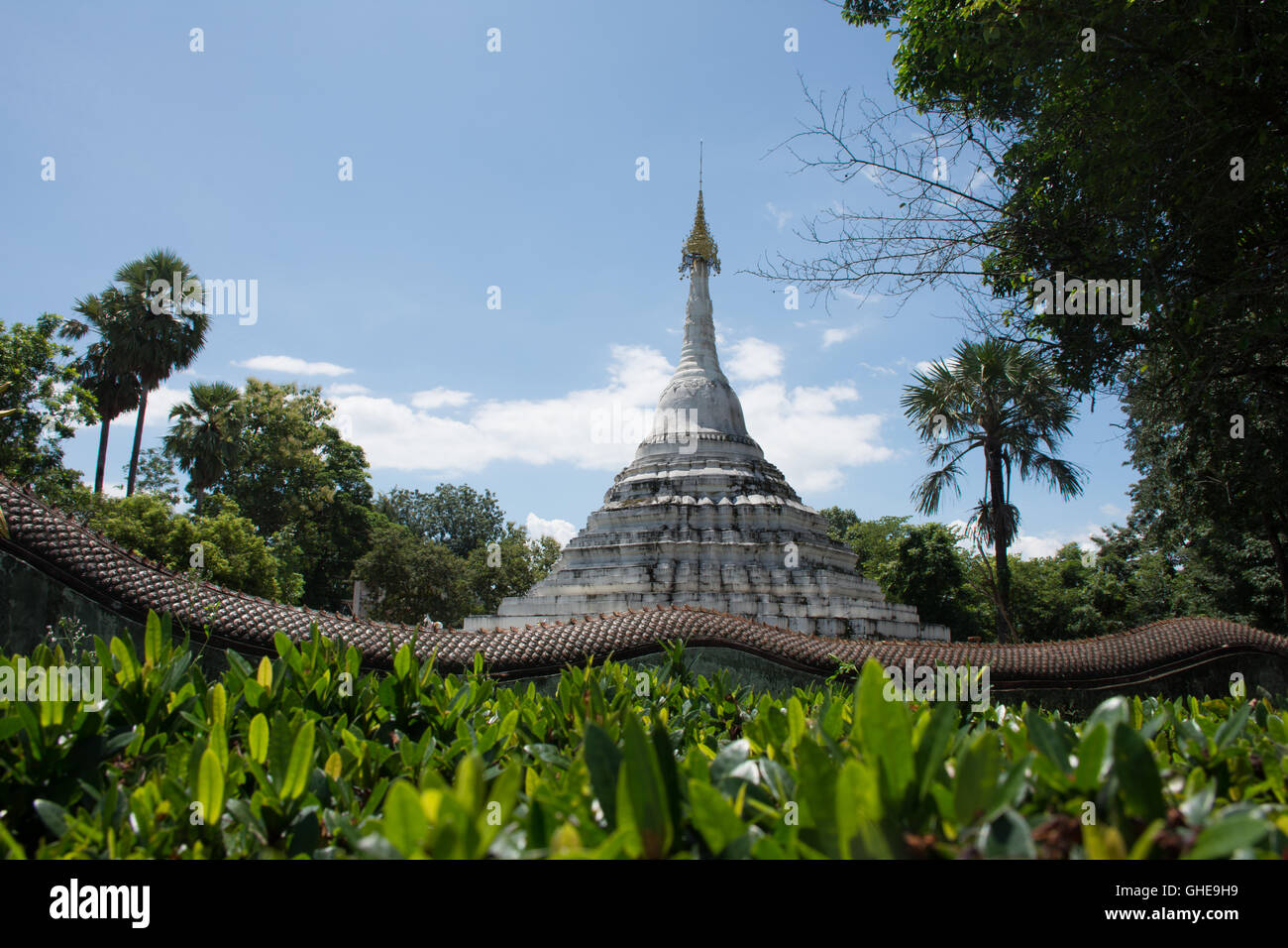 Shwedagon pagoda di cavallo Zodiaco di Wat Phrathat Chae Haeng, Nan provincia a nord della Thailandia. Foto Stock