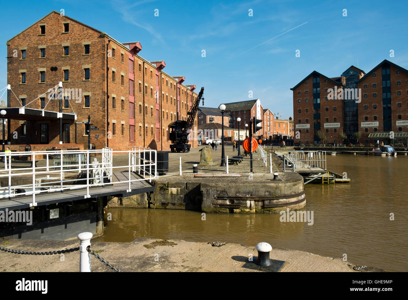 Sole primaverile porta i visitatori fino a Gloucester Docks, Gloucester, Regno Unito Foto Stock