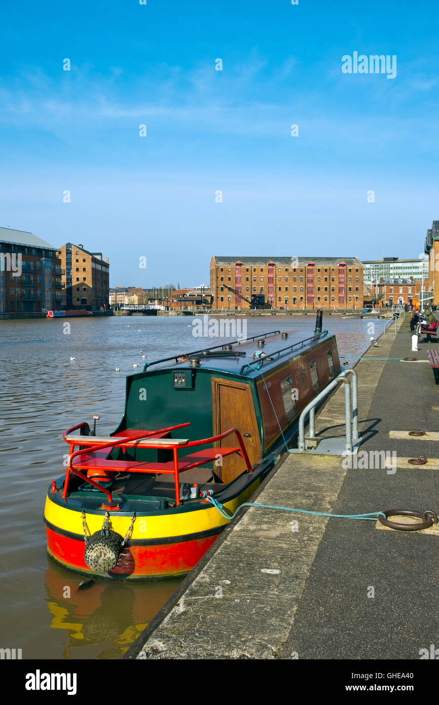 Colorato canalboat ormeggiata in sole primaverile, Gloucester Docks, Gloucester, Regno Unito Foto Stock