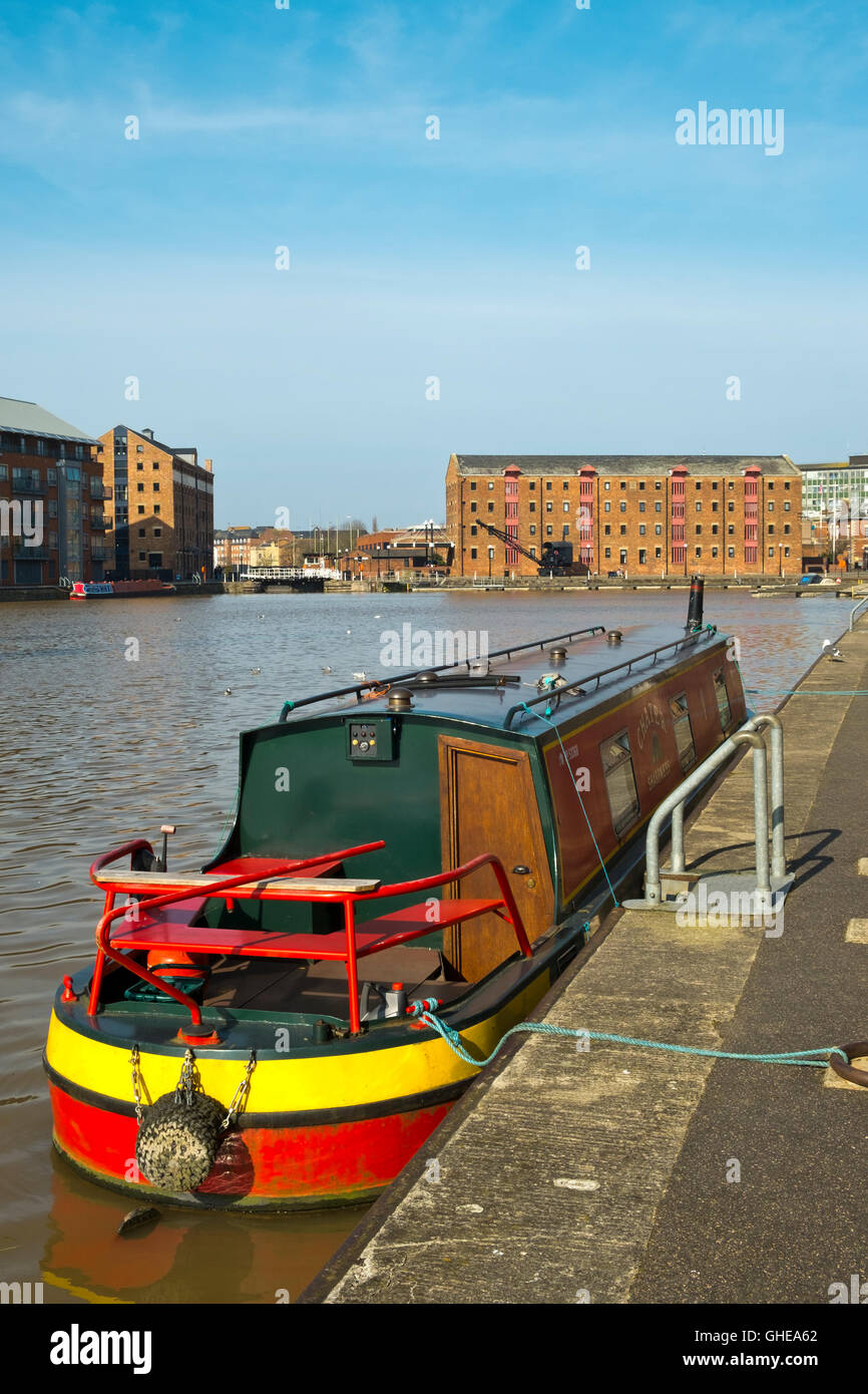 Colorato canalboat ormeggiata in sole primaverile, Gloucester Docks, Gloucester, Regno Unito Foto Stock