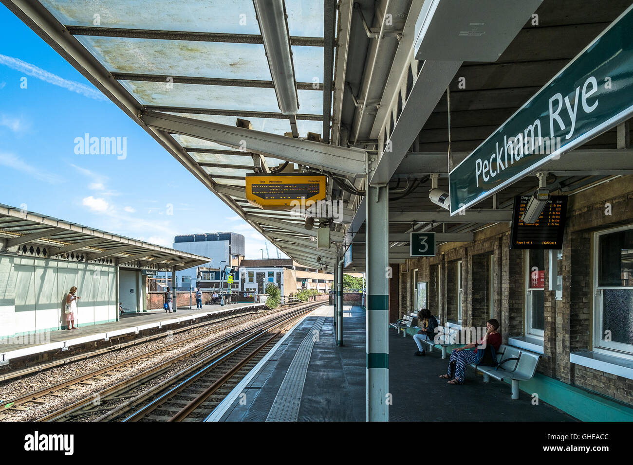 Peckham Rye stazione ferroviaria piattaforma, overground, a sud-est di Londra, Inghilterra, Regno Unito Foto Stock