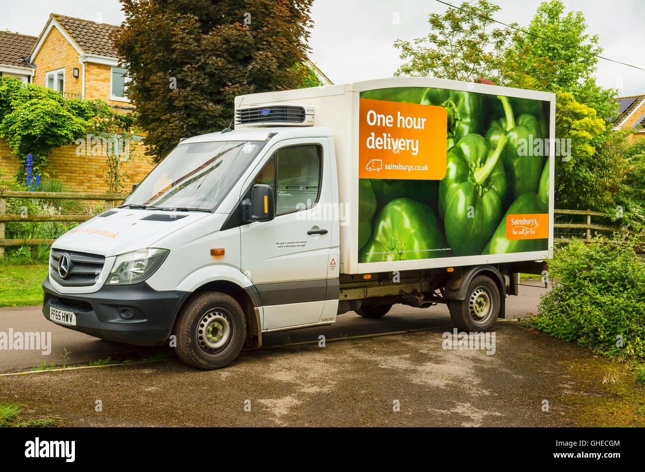 Sainsburys home delivery van in un borgo Wiltshire Foto Stock