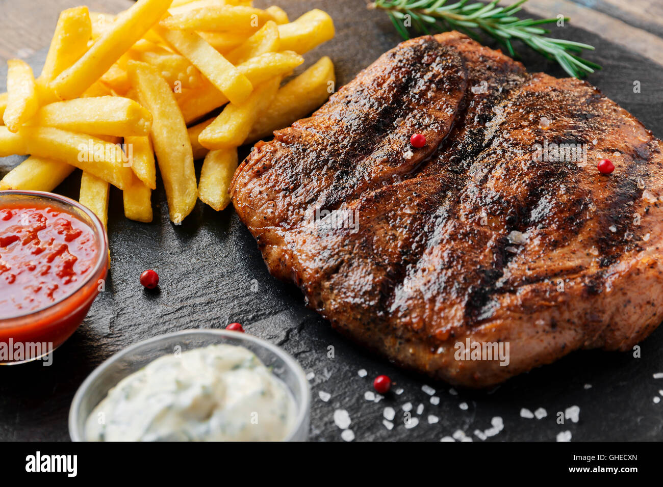 Bistecca di manzo con patatine e salsa Foto Stock