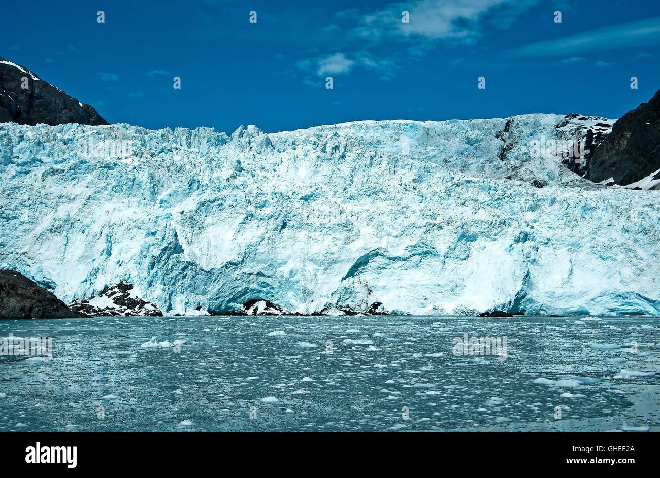 Il ghiacciaio dell'Alaska. Un ghiacciaio è un lento spostamento della massa o del fiume di ghiaccio formato dall'accumulo e compattazione della neve. Foto Stock