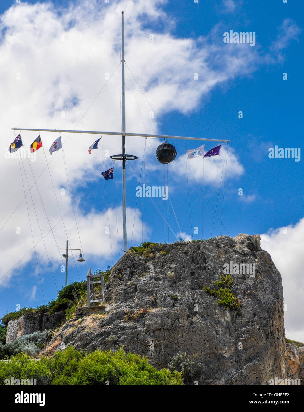 Bandiera array con la sfera di tempo oltre la casa rotonda di Arthur testa del promontorio calcareo a Fremantle, Western Australia. Foto Stock