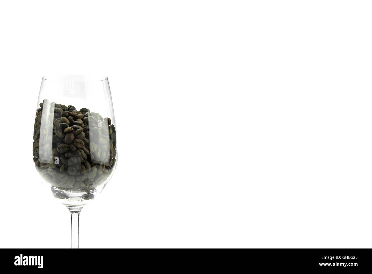 I chicchi di caffè in vetro del vino su sfondo bianco Foto Stock