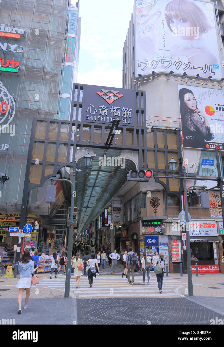 La gente acquista a Shinsaibashi Shopping Arcade di Osaka in Giappone. Foto Stock