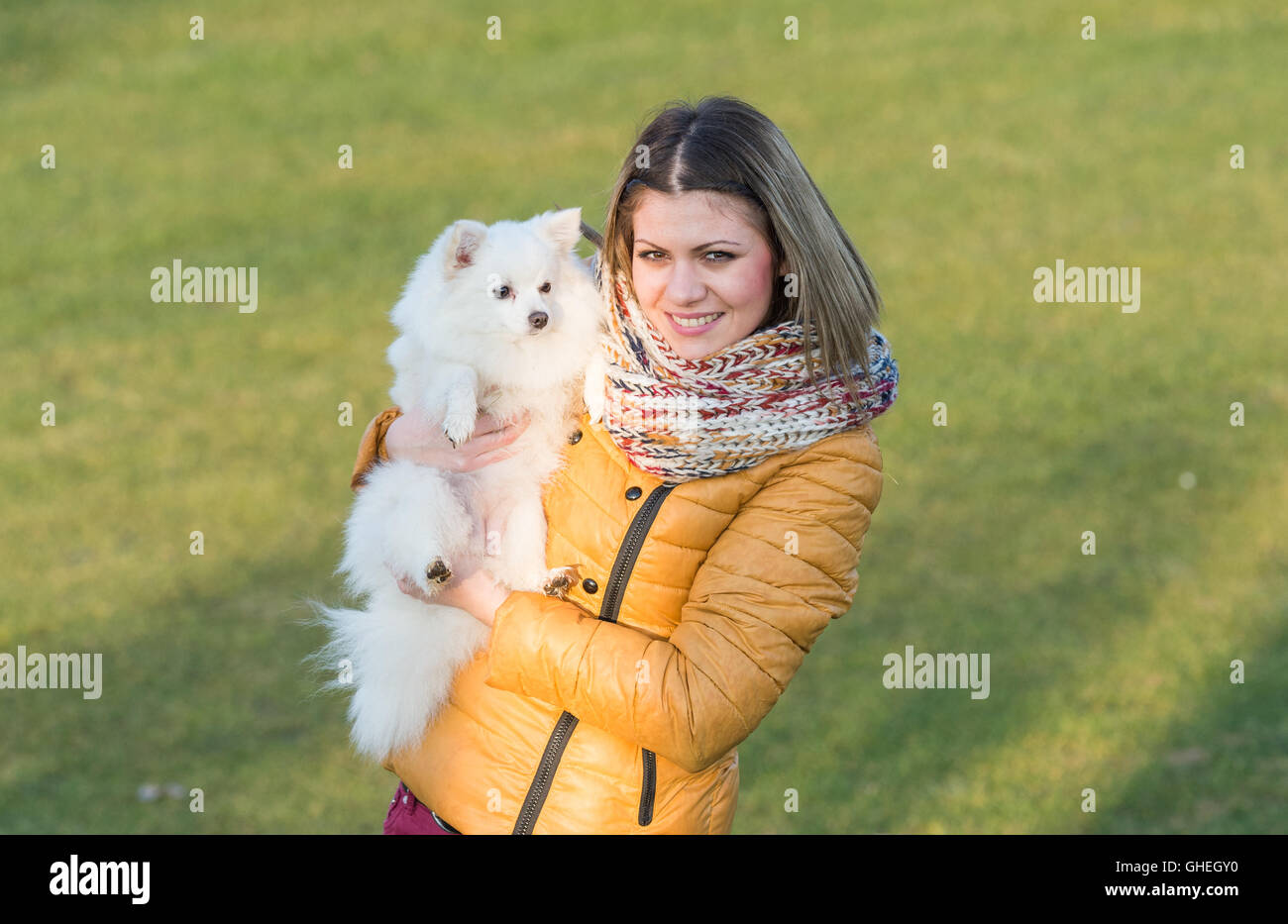 Felice ragazza con il suo piccolo cane in natura Foto Stock