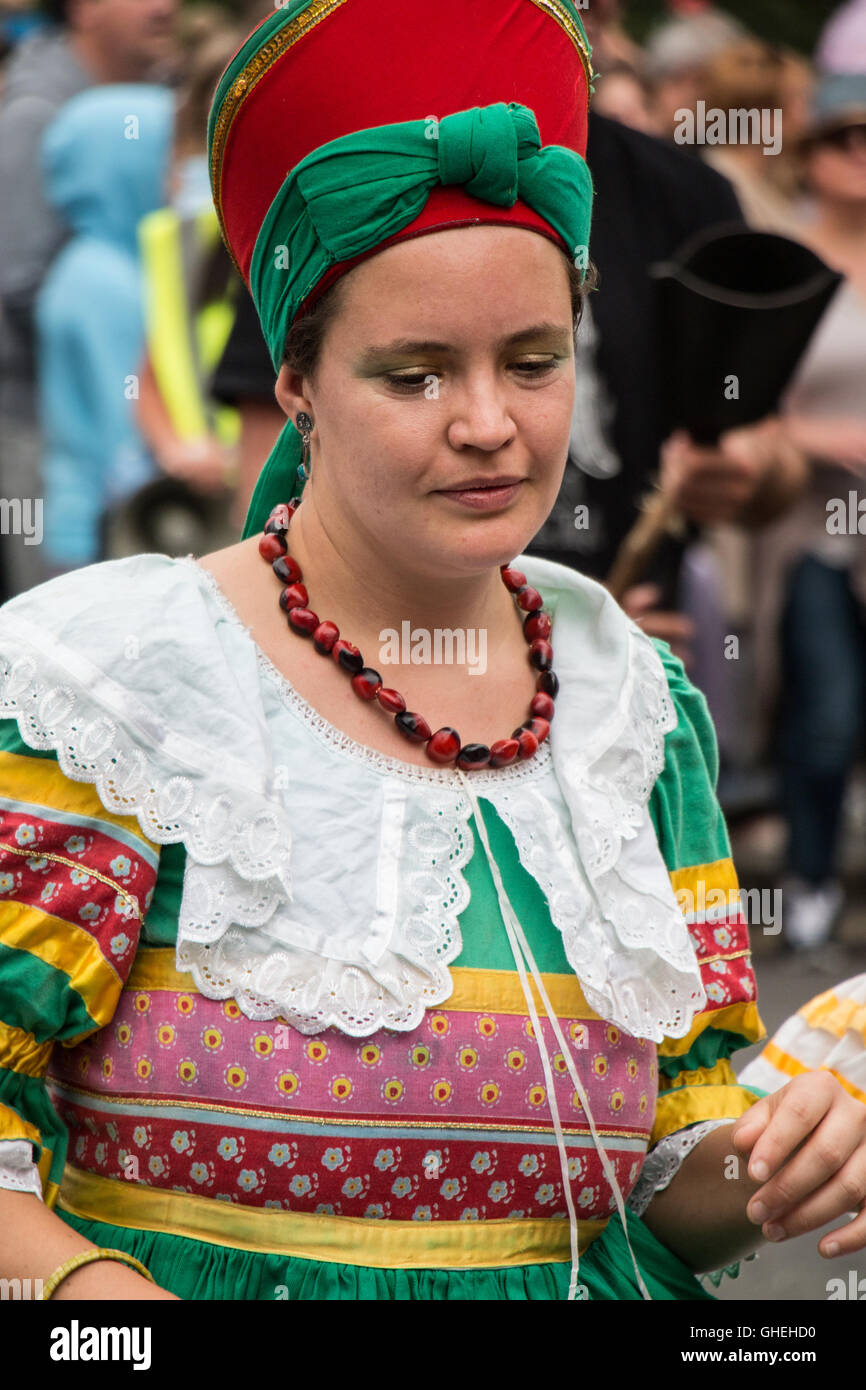 Donna in brasiliano costumi folk prendendo parte al 2016 Bath Street Carnevale, REGNO UNITO Foto Stock