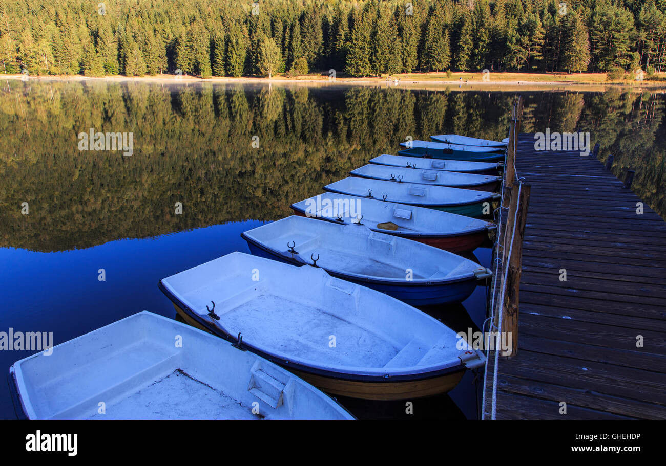 Barche sulla calma St Ana lago Foto Stock