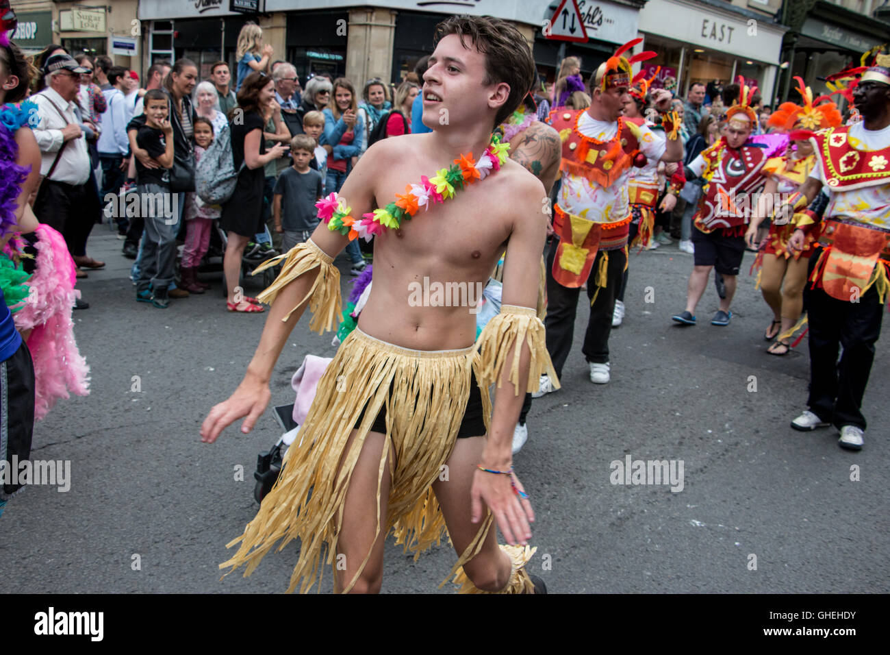 Uomo in costume prendendo parte al 2016 Bath Street Carnevale, REGNO UNITO Foto Stock
