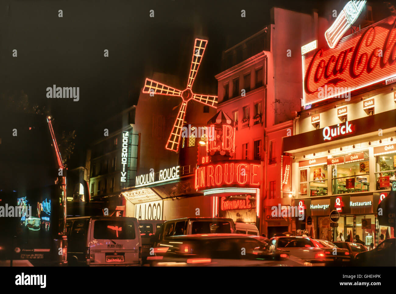 Il famoso night club Moulin Rouge, Boulevard de Clichy, Paris, Francia. Foto Stock