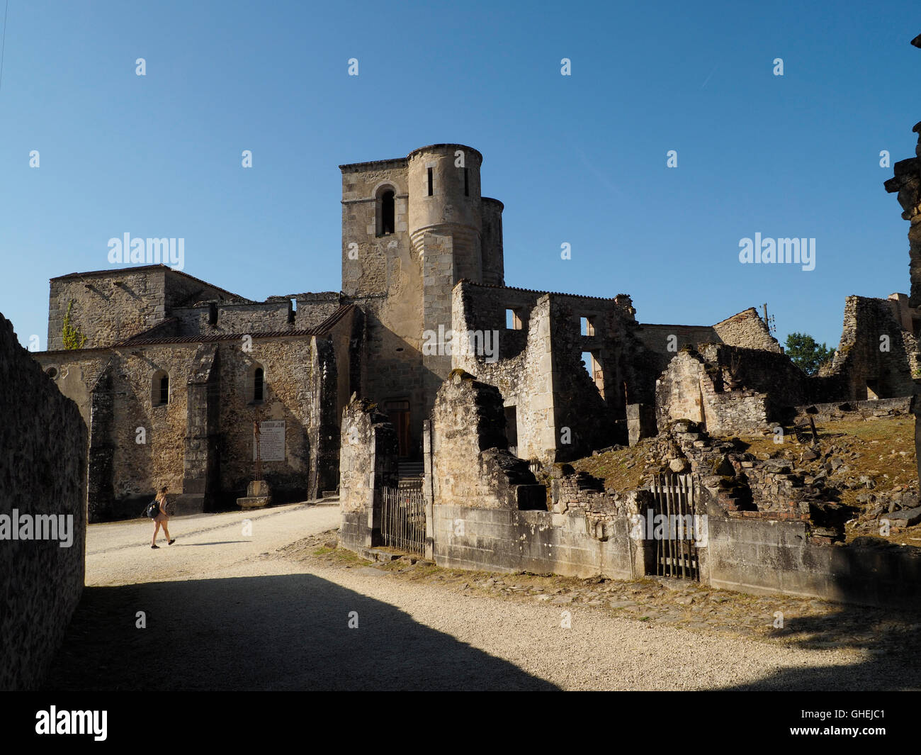 Oradour sur Glane War Memorial rovine del villaggio, Haute Vienne, in Francia con la chiesa in cui tutte le donne e i bambini sono stati uccisi Foto Stock