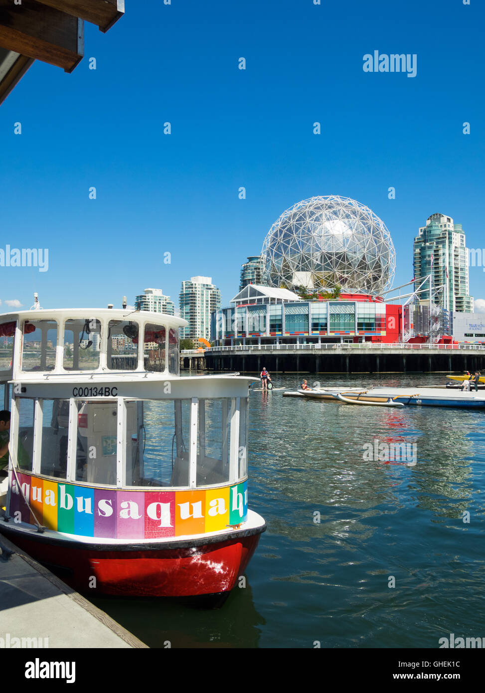 Una vista di un'Aquabus e il mondo della scienza a Telus mondo della scienza su False Creek in Vancouver, British Columbia, Canada. Foto Stock