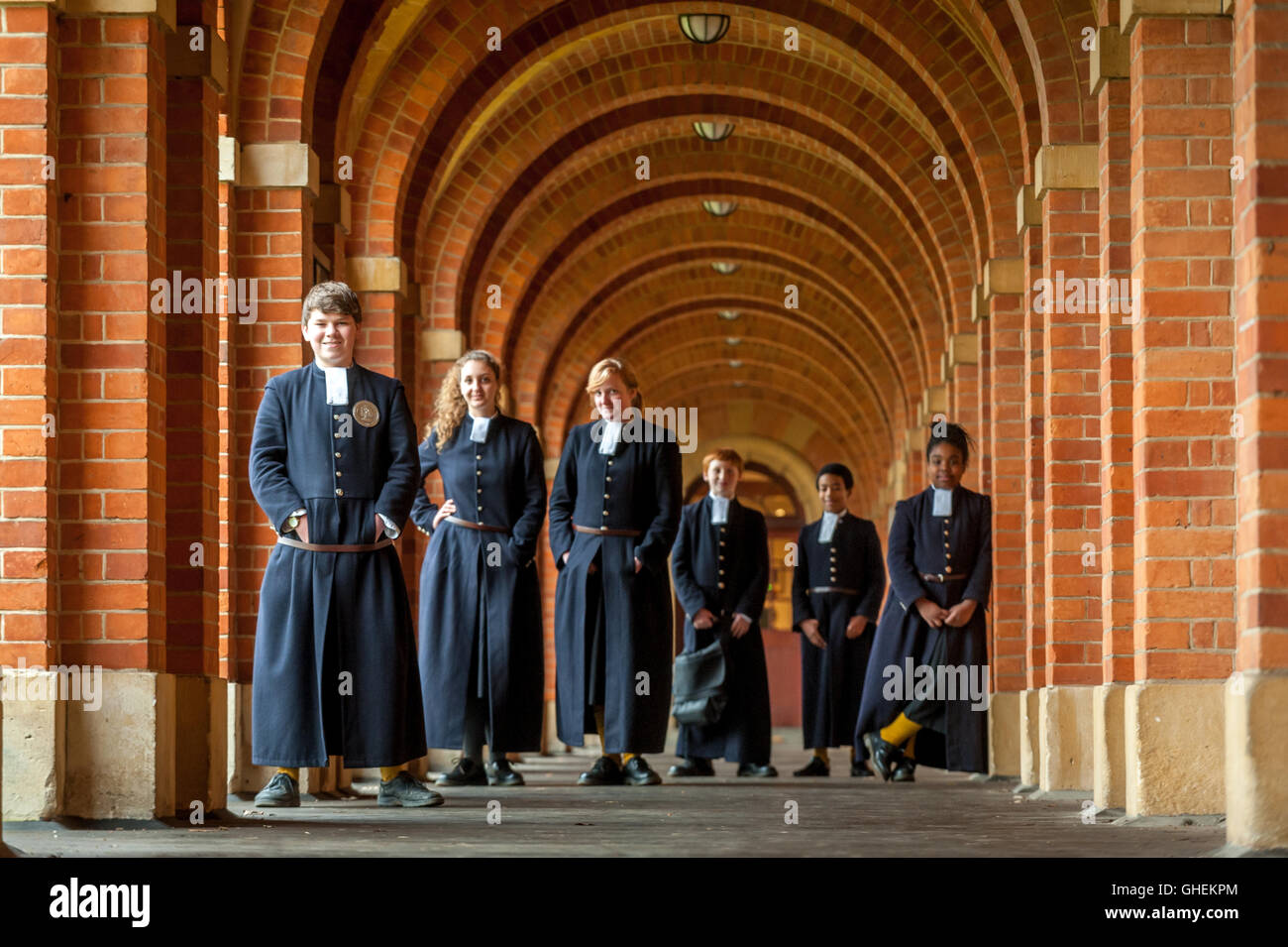 Gli alunni a Cristo la Scuola Ospedale, vicino a Horsham West Sussex, indossando la loro scuola "blues", o uniforme. Foto Stock