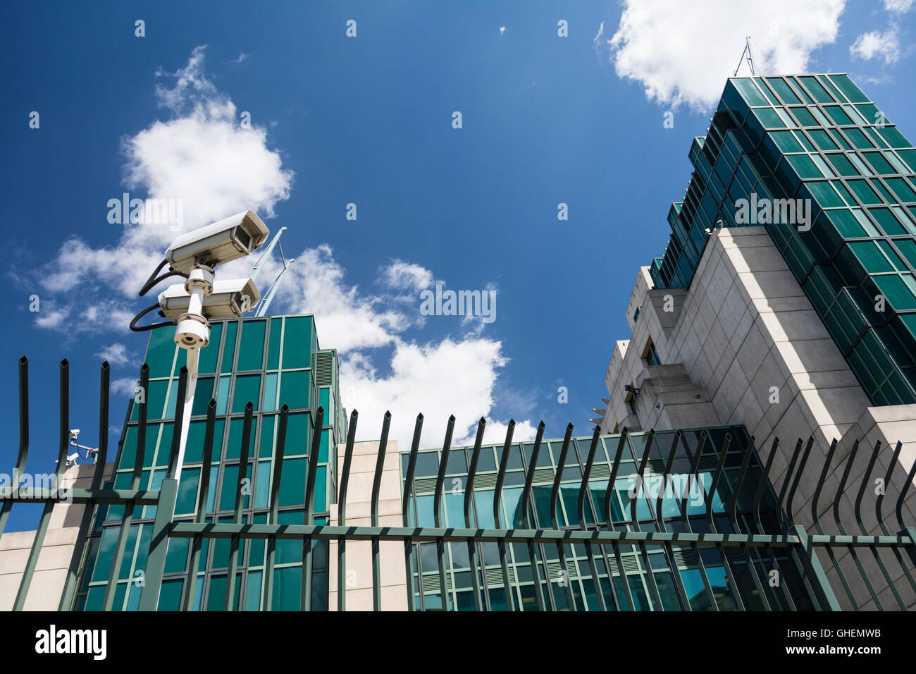 Telecamere di sicurezza fuori dall'edificio MI6 presso 'Vauxhall Cross' a Londra, Regno Unito Foto Stock