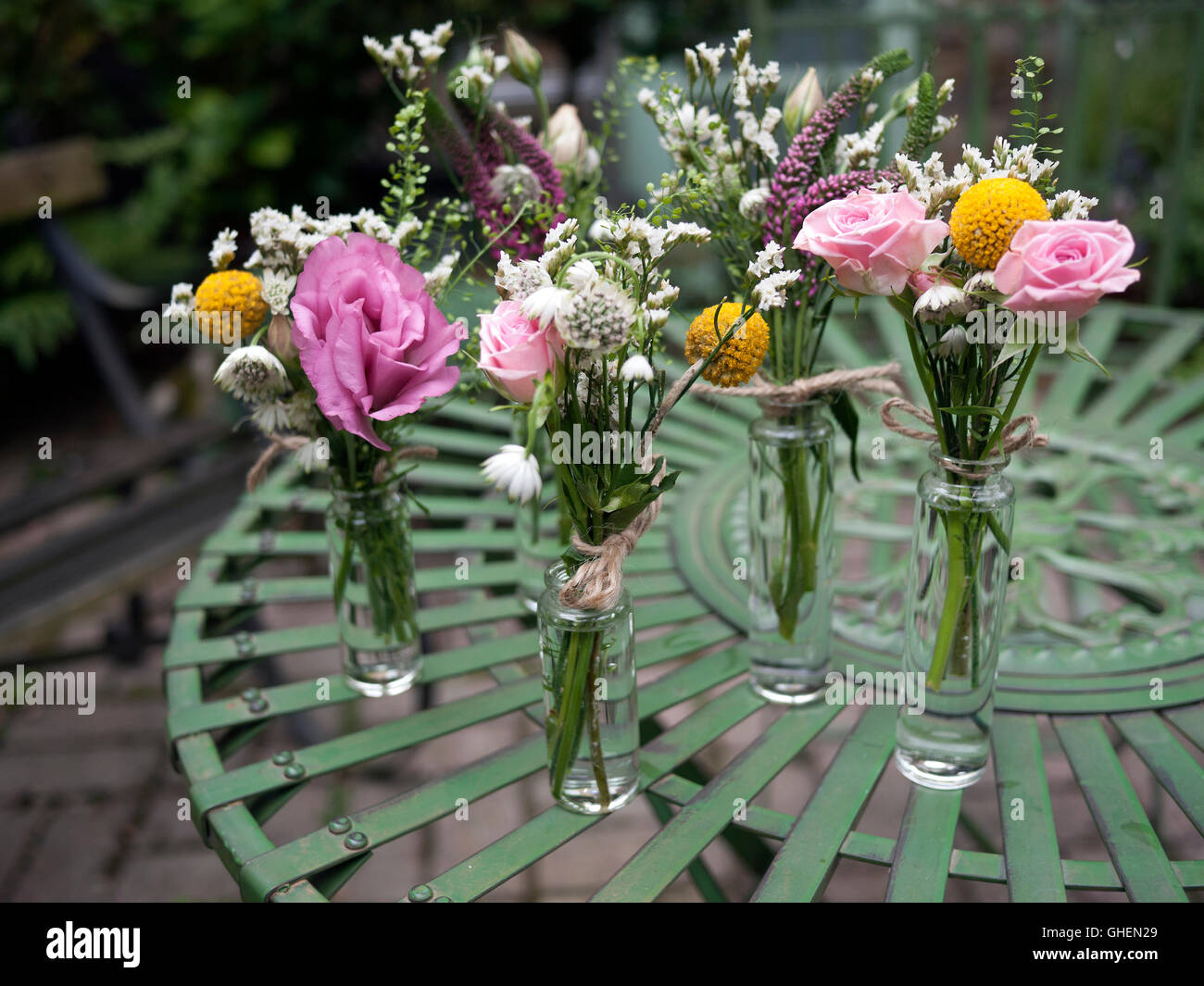 Gruppo di fiori selvatici posies su un tavolo da giardino Foto Stock