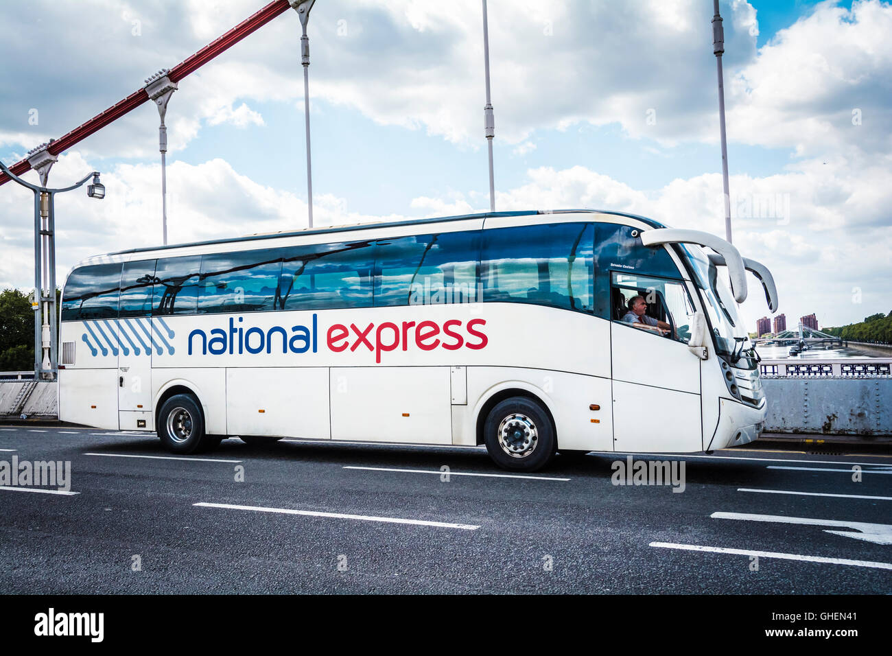 Un autobus National Express sul ponte di Chelsea nel centro di Londra, Regno Unito Foto Stock