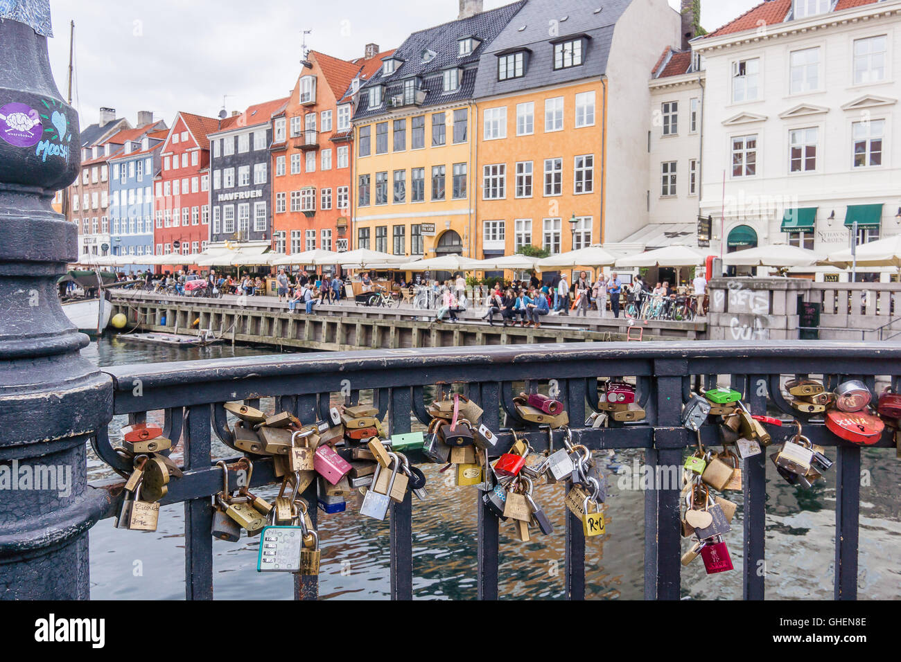 Blocchi pattino fissato ad un ponte a Nyhavn a Copenaghen Foto Stock