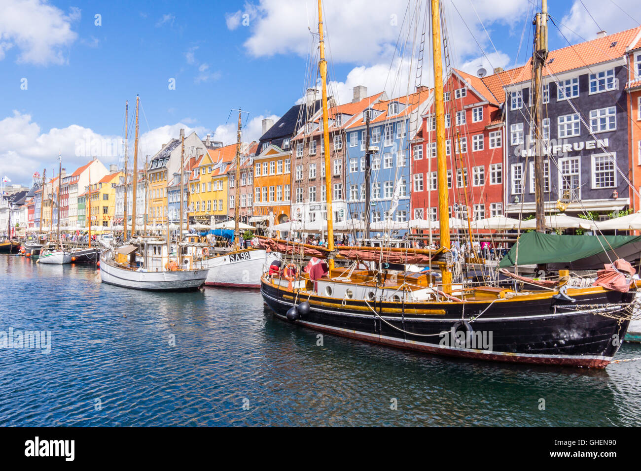 Barche colorate case e riflesso in acqua a Nyhavn canal a Copenaghen Foto Stock