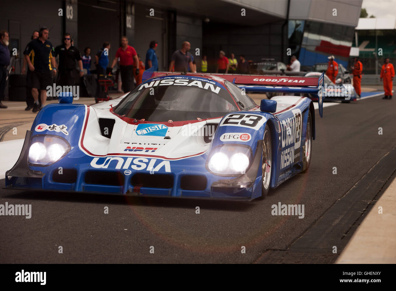 Una Nissan R90CK gruppo C auto, nel paddock internazionale pit lane all'inizio delle qualifiche a Silverstone Classic 2016 Foto Stock