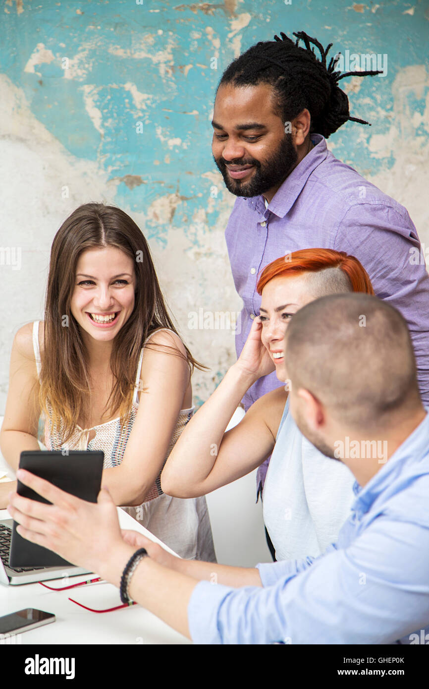 Giovani che lavorano con la scrivania in ufficio grunge Foto Stock