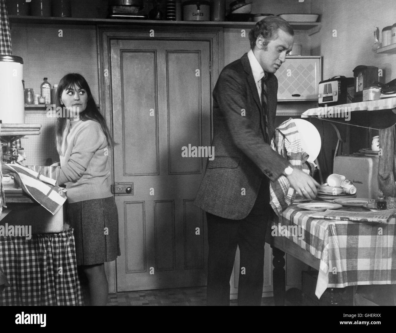 THE RECKONING UK 1969 Jack Gold cucina scena: CHRISTINE HARGREAVES (Kath) e NICOL WILLIAMSON (Michael Marler) durante il lavaggio delle stoviglie. Regie: Jack Gold Foto Stock