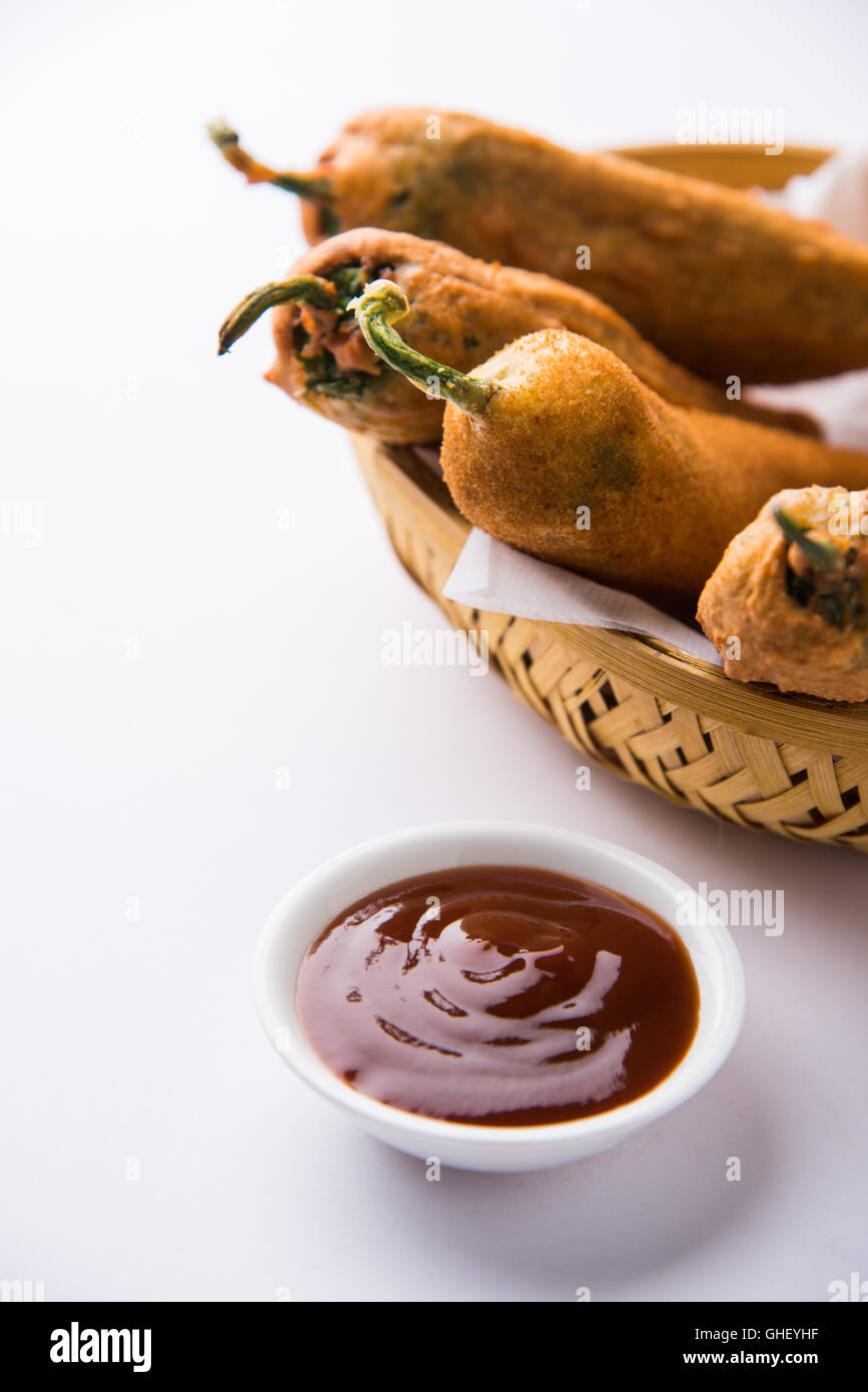 Peperoncino o Pakora mirch pakoda , estremamente deliziosi e appetitosi snack di Pakistani & Indian Pe Foto Stock