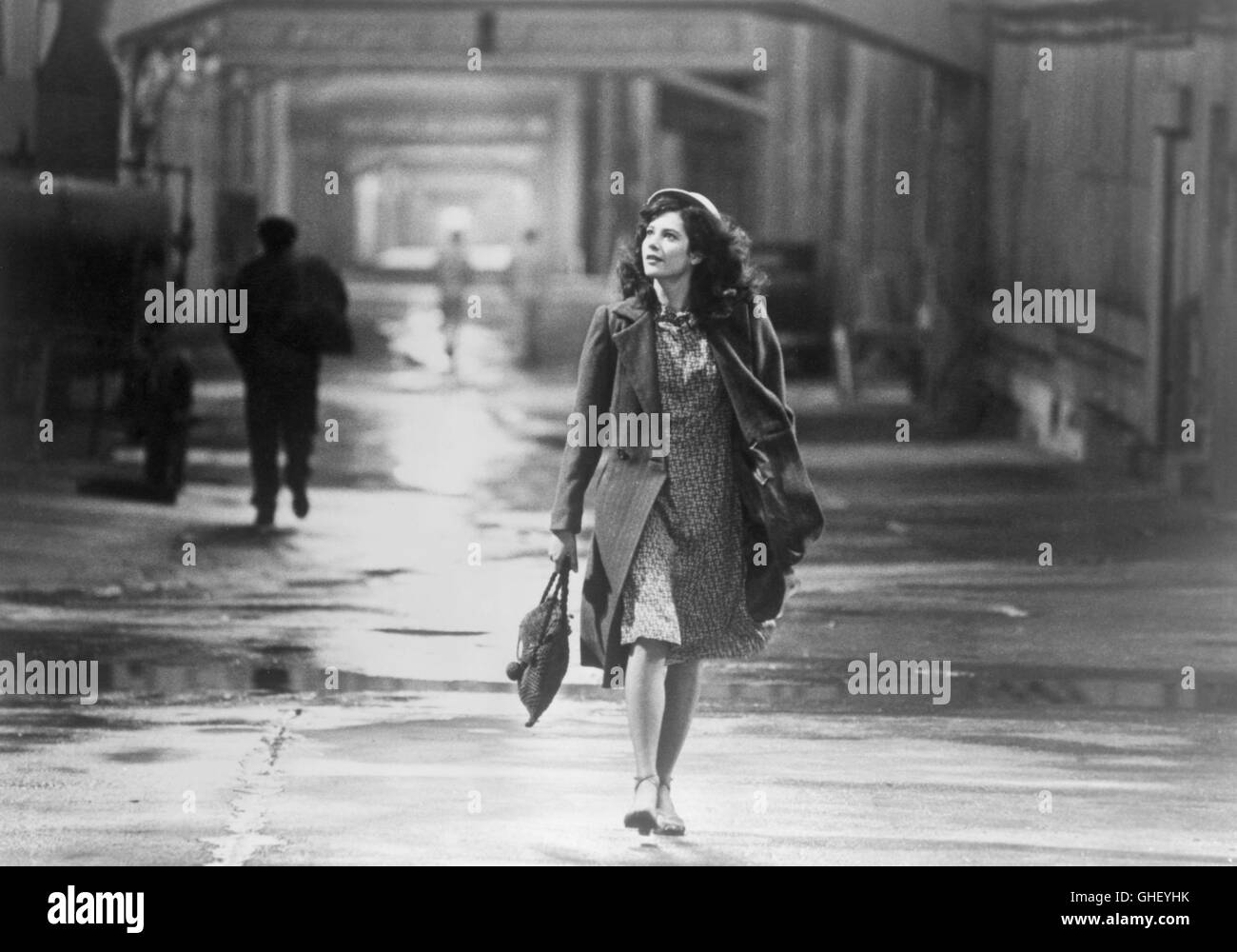 CANNERY ROW USA 1982 David S. Ward Suzy (DEBRA WINGER) sulla strada. Ella è un fiero e fiesty giovane girovago, chi proviene da Cannery Row e richiede un lavoro in un colorato bordello. Regie: David S. Ward Foto Stock