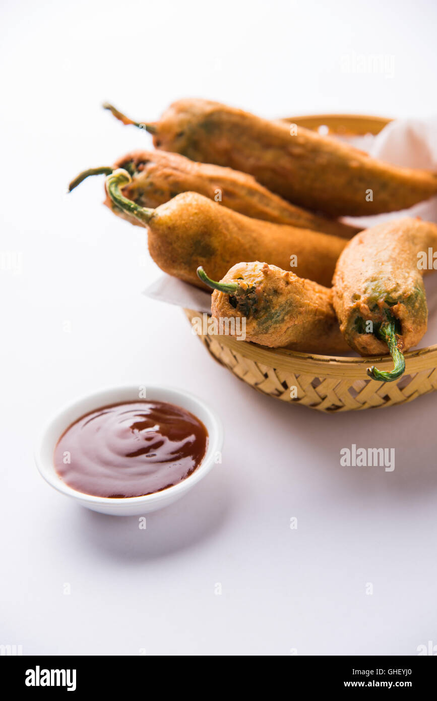 Peperoncino o Pakora mirch pakoda , estremamente deliziosi e appetitosi snack di Pakistani & Indian Pe Foto Stock