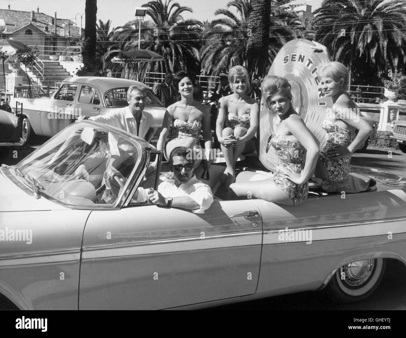 Nazioni Unite MILITARE E MEZZO Italien 1960 Steno scena con Robert ALDA (sinistra) e belle ragazze italiane in una strada cruiser. Regie: Steno Foto Stock