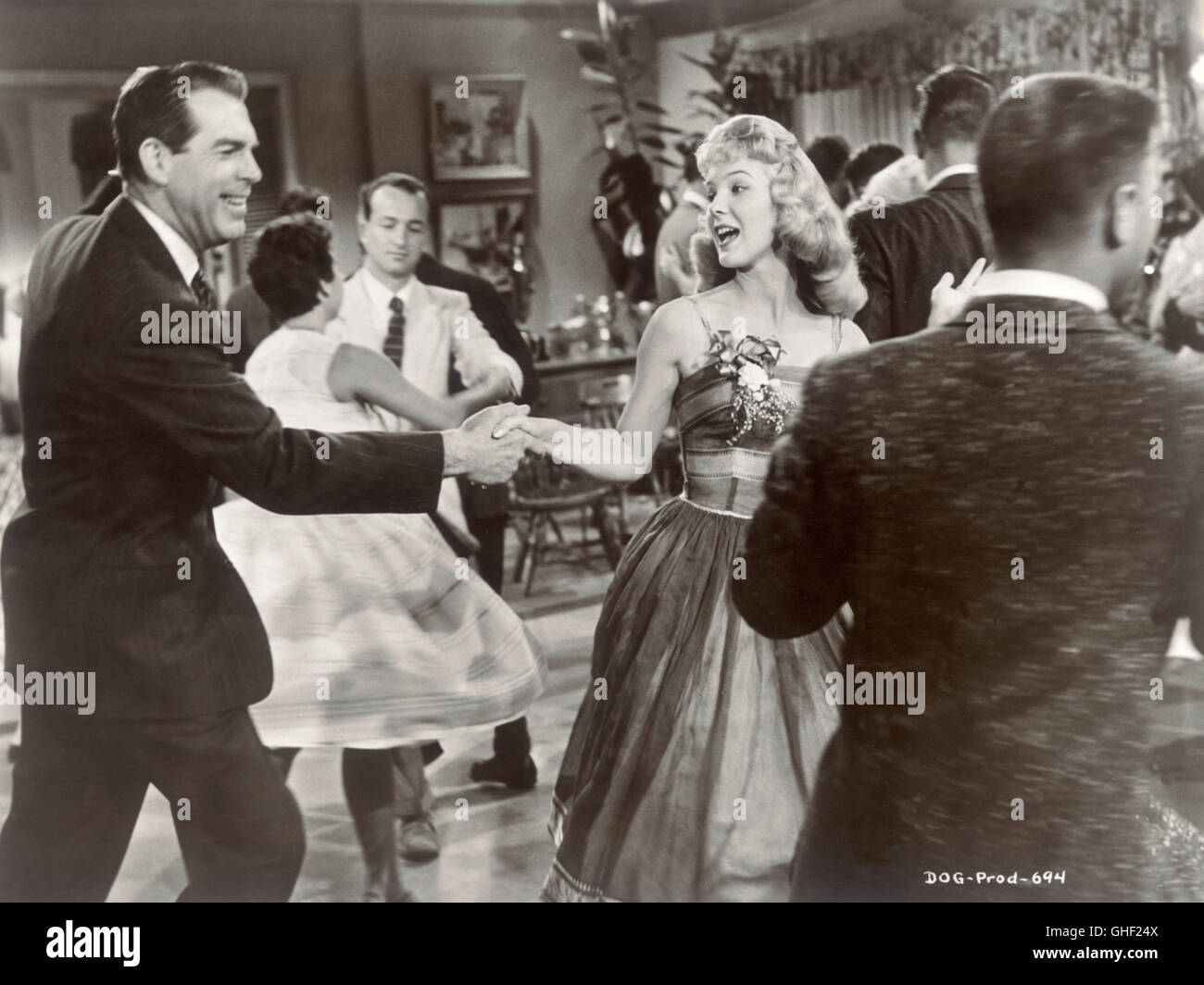 Il cane Shaggy USA 1959 Charles Barton le danze di coppia FRED MACMURRAY come Wilson Daniels e ROBERTA RIVA come Francesca Andrassy Regie: Charles Barton Foto Stock