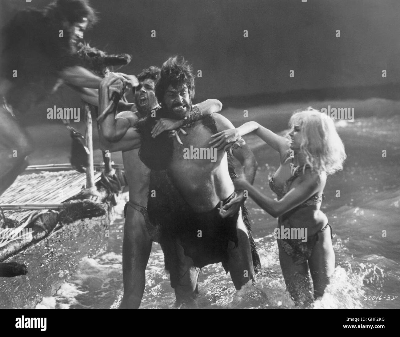 Quando i dinosauri GOVERNARONO LA TERRA REGNO UNITO 1970 Val Valutazione Tara (ROBIN HAWDON) e Kane (SEAN CAFFREY) battaglia con entrambi i tidalwave montagnosa e la furia di leader tribali Kingsor (PATRICK ALLEN) al fine di salvare la vita del biondo fuggitivo Sanna (VICTORIA VETRI). Regie: Val valutazione Foto Stock