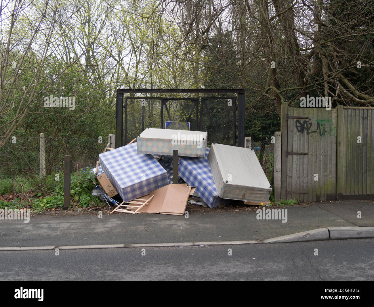 Vecchi materassi volare oggetto di dumping nei pressi della A3 Kingston Bypass nel sud di Londra Foto Stock