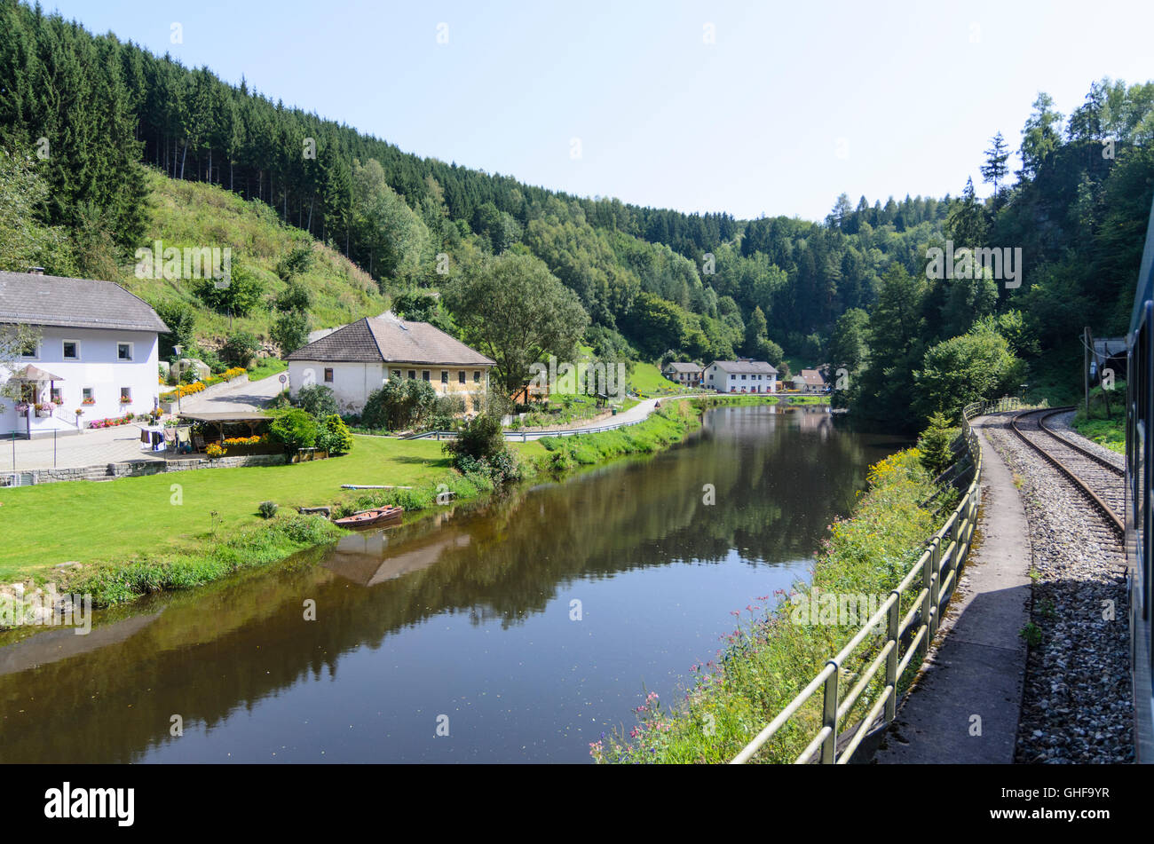 Neufelden: treno regionale di Mühlkreisbahn nella valle del fiume Große Mühl, Austria, Oberösterreich, Austria superiore, Mühlviertel Foto Stock