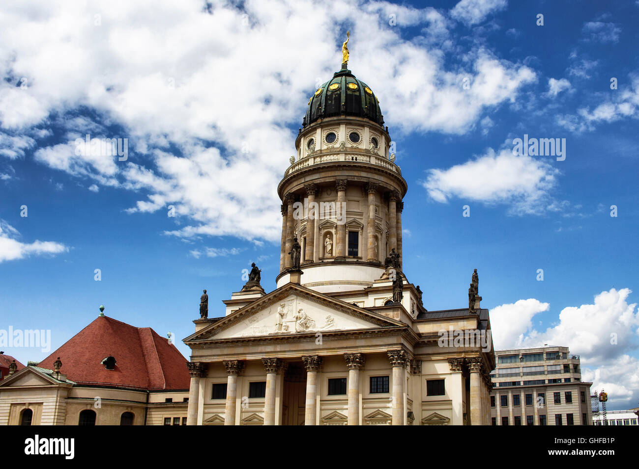 Cadhedral francese con sfondo con cielo nuvoloso a Berlino Foto Stock