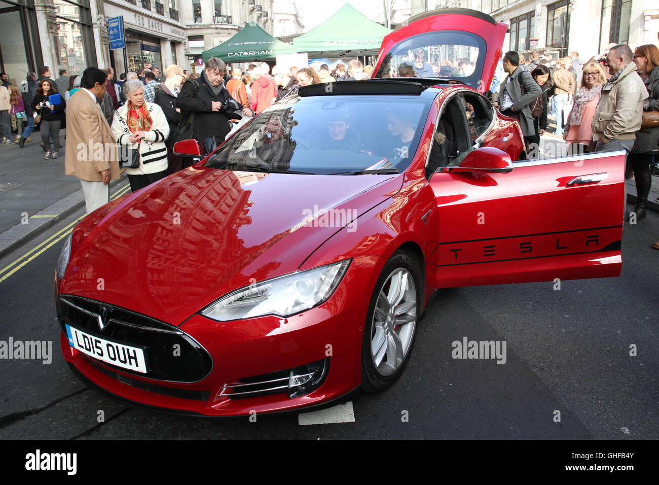 Tesla auto elettrica sul display presso il Regent Street Motor Show di Londra, Regno Unito. Foto Stock