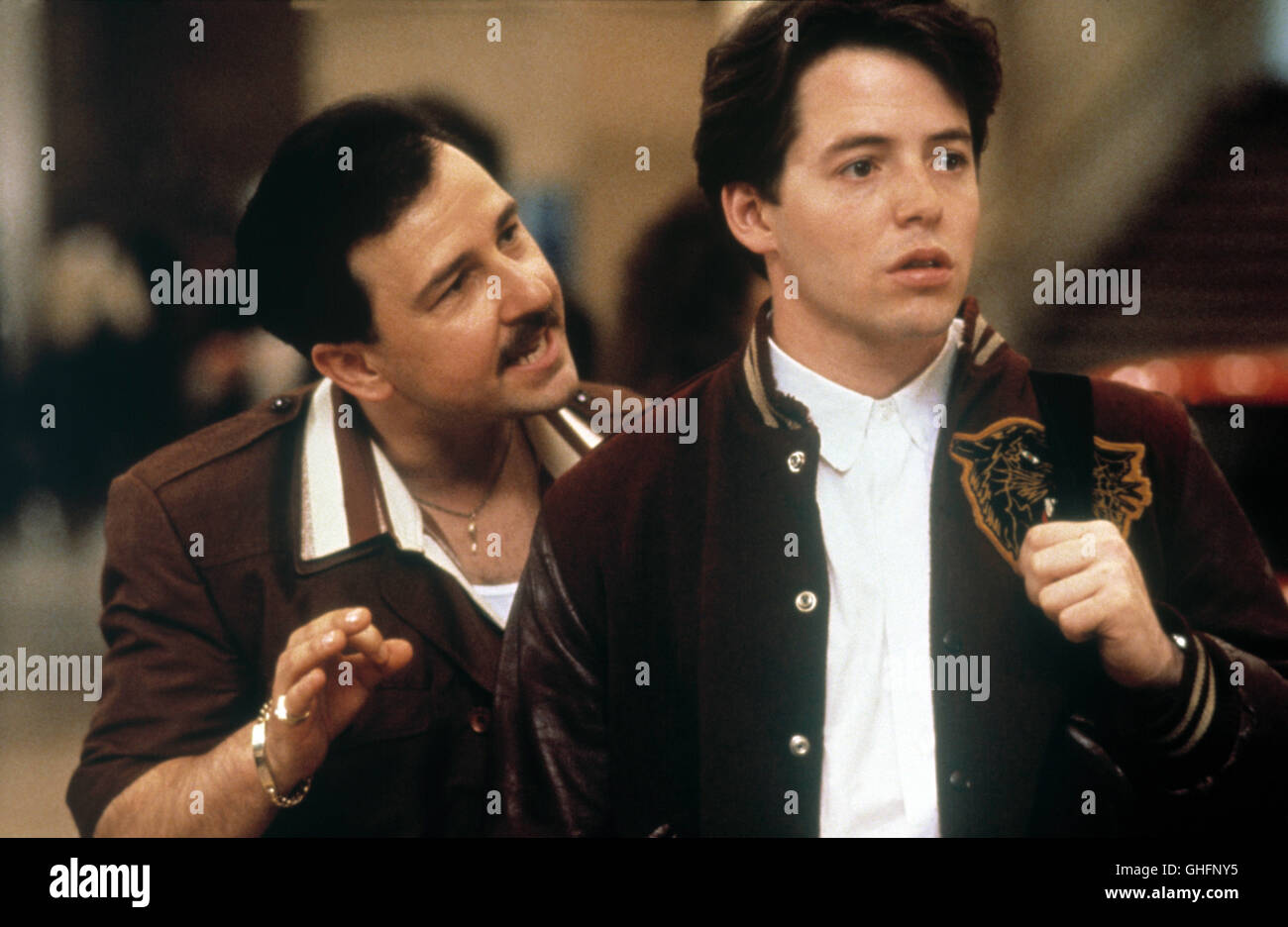 MATTHEW BRODERICK, nato il 21 marzo 1962, New York New York, Stati Uniti d'America. Festeggiare il compleanno: cinquantesimo (21 marzo 2007). Immagine: Bruno Kirby e Matthew Broderick in ' Freshman ' (1990). Foto Stock